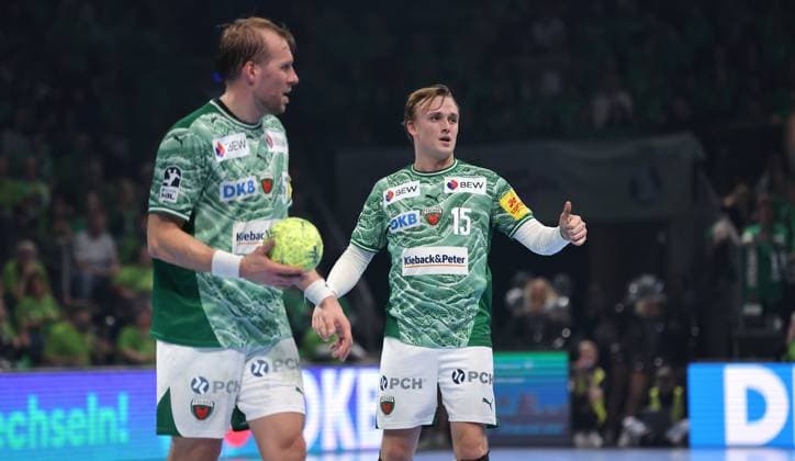 Max Darj am Ball, Tobias Schjoelberg Groendahl zeigt Daumen hoch Aktion Oberkörper Handball HBL Bundesliga Herren 12. Spieltag Saison 2025 2026 15.11.2025 Füchse Berlin vs THW Kiel