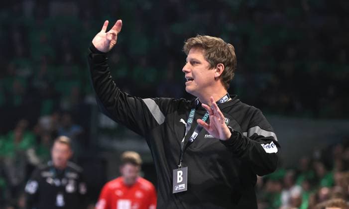 Trainer Nicolej Krickau gibt Anweisungen Aktion Oberkörper Handball HBL Bundesliga Herren 12. Spieltag Saison 2025 2026 15.11.2025 Füchse Berlin vs THW Kiel