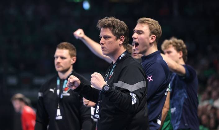Trainer Nicolej Krickau jubelt, Torwart Lasse Ludwig Freude Emotion Jubel Handball HBL Bundesliga Herren 12. Spieltag Saison 2025 2026 15.11.2025 Füchse Berlin vs THW Kiel