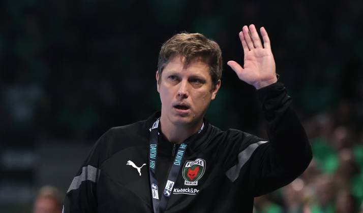 Trainer Nicolej Krickau zeigend, gestikulierend Aktion Oberkörper Handball HBL Bundesliga Herren 12. Spieltag Saison 2025 2026 15.11.2025 Füchse Berlin vs THW Kiel