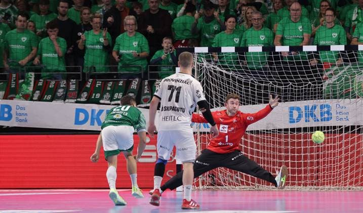 Tim Freihöfer erzielt ein Tor gegen Torwart Gonzalo Perez de Vargas Zweikampf Spielszene Aktion Handball HBL Bundesliga Herren 12. Spieltag Saison 2025 2026 15.11.2025 Füchse Berlin vs THW Kiel