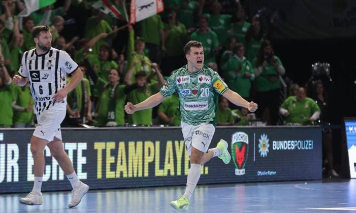 Harald Reinkind, Tim Freihöfer jubelt nach Tor Freude Emotion Jubel Handball HBL Bundesliga Herren 12. Spieltag Saison 2025 2026 15.11.2025 Füchse Berlin vs THW Kiel