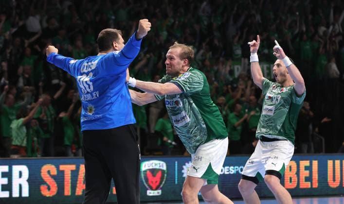 Torwart Dejan Milosavljev, Max Darj, Mijajlo Marsenic jubelt nach Spielende Freude Emotion Jubel Schlußjubel Handball HBL Bundesliga Herren 12. Spieltag Saison 2025 2026 15.11.2025 Füchse Berlin vs THW Kiel