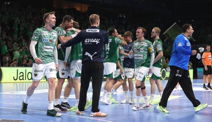Füchse Mannschaft jubelt nach Spielende Freude Emotion Jubel Schlußjubel Handball HBL Bundesliga Herren 12. Spieltag Saison 2025 2026 15.11.2025 Füchse Berlin vs THW Kiel
