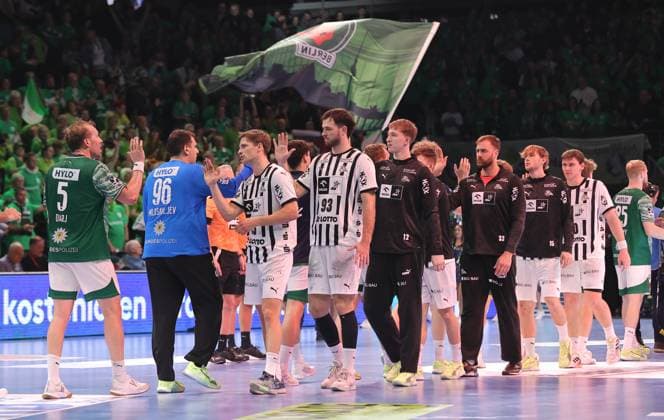 Kieler Mannschaft enttäuscht klatscht ab mit den Füchsen Berlin Handball HBL Bundesliga Herren 12. Spieltag Saison 2025 2026 15.11.2025 Füchse Berlin vs THW Kiel