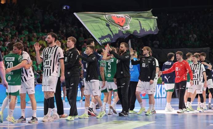 Kieler Mannschaft enttäuscht klatscht ab mit den Füchsen Berlin Handball HBL Bundesliga Herren 12. Spieltag Saison 2025 2026 15.11.2025 Füchse Berlin vs THW Kiel