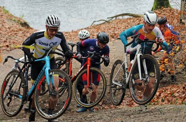 Stevens Cyclo-Cross-Cup. Elite-Feld, Masters und Junioren auf der Strecke Am Butterberg in Elmshorn.