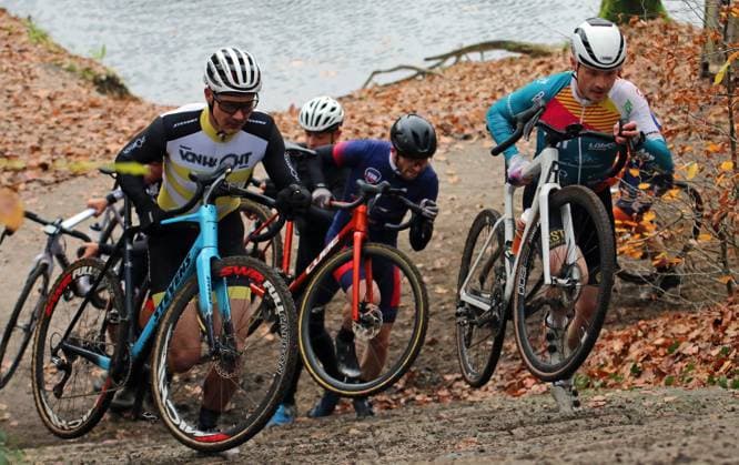 Stevens Cyclo-Cross-Cup. Elite-Feld, Masters und Junioren auf der Strecke Am Butterberg in Elmshorn.