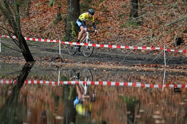 Stevens Cyclo-Cross-Cup. Elite-Feld, Masters und Junioren auf der Strecke Am Butterberg in Elmshorn.