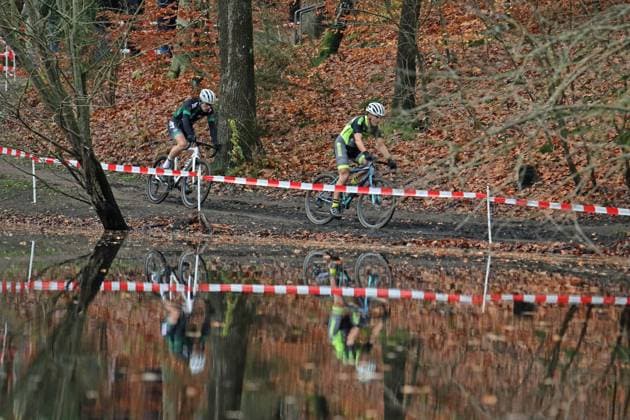 Stevens Cyclo-Cross-Cup. Elite-Feld, Masters und Junioren auf der Strecke Am Butterberg in Elmshorn.