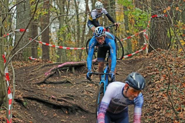 Stevens Cyclo-Cross-Cup. Elite-Feld, Masters und Junioren auf der Strecke Am Butterberg in Elmshorn.