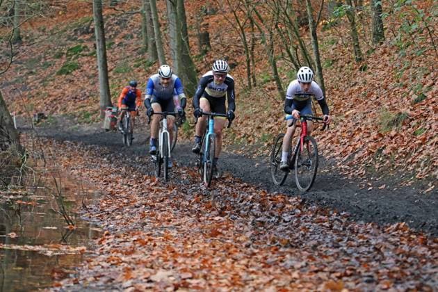 Stevens Cyclo-Cross-Cup. Elite-Feld, Masters und Junioren auf der Strecke Am Butterberg in Elmshorn.