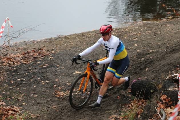 Stevens Cyclo-Cross-Cup. Elite-Feld, Masters und Junioren auf der Strecke Am Butterberg in Elmshorn.