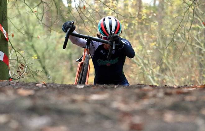 Stevens Cyclo-Cross-Cup. Elite-Feld, Masters und Junioren auf der Strecke Am Butterberg in Elmshorn.