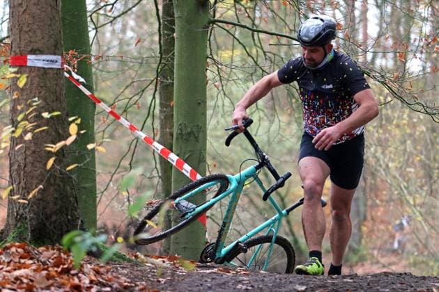 Stevens Cyclo-Cross-Cup. Elite-Feld, Masters und Junioren auf der Strecke Am Butterberg in Elmshorn.