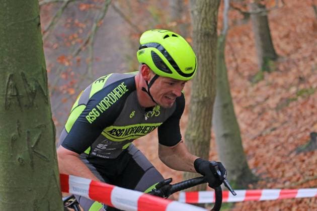Stevens Cyclo-Cross-Cup. Elite-Feld, Masters und Junioren auf der Strecke Am Butterberg in Elmshorn. Der Tagessieger Tim Stöver (RSG Nordheide).