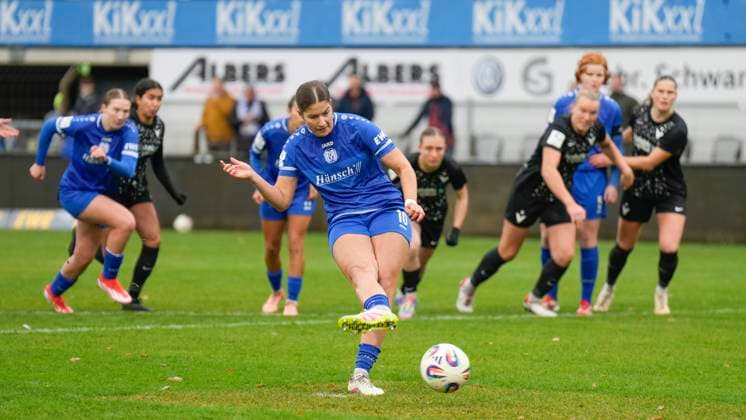 16.11.2025, Hänsch-Arena, Meppen, GER, 2. Bundesliga, Frauen: SV Meppen vs Viktoria Berlin, 1:0, Elfmeter von Anouk Blaschka (SV Meppen 10) DFL REGULATIONS PROHIBIT ANY USE OF PHOTOGRAPHS AS IMAGE SEQUENCES AND OR QUASI-VIDEO. Meppen Niedersachsen Deutschland Hänsch-Arena