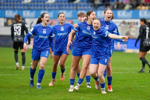 16.11.2025, Hänsch-Arena, Meppen, GER, 2. Bundesliga, Frauen: SV Meppen vs Viktoria Berlin, Jubel nach 1:0, Elfmeter von Anouk Blaschka (SV Meppen 10), Mitte DFL REGULATIONS PROHIBIT ANY USE OF PHOTOGRAPHS AS IMAGE SEQUENCES AND OR QUASI-VIDEO. Meppen Niedersachsen Deutschland Hänsch-Arena