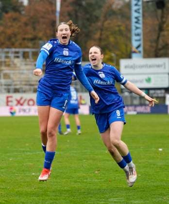 16.11.2025, Hänsch-Arena, Meppen, GER, 2. Bundesliga, Frauen: SV Meppen vs Viktoria Berlin, Luftsprung von Laura Bröring (SV Meppen 6) nach ihrem 2:0-Tor, dahinter ist Marleen Kropp (SV Meppen 9) DFL REGULATIONS PROHIBIT ANY USE OF PHOTOGRAPHS AS IMAGE SEQUENCES AND OR QUASI-VIDEO. Meppen Niedersachsen Deutschland Hänsch-Arena