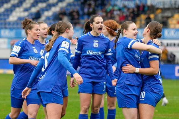 16.11.2025, Hänsch-Arena, Meppen, GER, 2. Bundesliga, Frauen: SV Meppen vs Viktoria Berlin, Jubel nach 1:0, Elfmeter von Anouk Blaschka (SV Meppen 10), rechts DFL REGULATIONS PROHIBIT ANY USE OF PHOTOGRAPHS AS IMAGE SEQUENCES AND OR QUASI-VIDEO. Meppen Niedersachsen Deutschland Hänsch-Arena