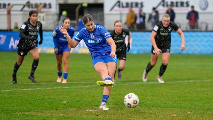 16.11.2025, Hänsch-Arena, Meppen, GER, 2. Bundesliga, Frauen: SV Meppen vs Viktoria Berlin, 3:0, noch ein Elfmeter von Anouk Blaschka (SV Meppen 10) DFL REGULATIONS PROHIBIT ANY USE OF PHOTOGRAPHS AS IMAGE SEQUENCES AND OR QUASI-VIDEO. Meppen Niedersachsen Deutschland Hänsch-Arena