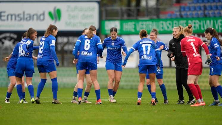 16.11.2025, Hänsch-Arena, Meppen, GER, 2. Bundesliga, Frauen: SV Meppen vs Viktoria Berlin, die SVM-Mädels machen sich warm DFL REGULATIONS PROHIBIT ANY USE OF PHOTOGRAPHS AS IMAGE SEQUENCES AND OR QUASI-VIDEO. Meppen Niedersachsen Deutschland Hänsch-Arena