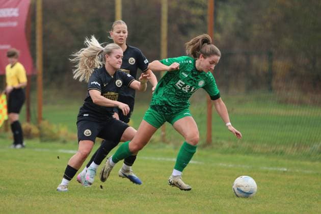 16.11.2025 Fußball Frauen 2025 2026 Regionalliga Nordost 10. Spieltag SV Eintracht Leipzig-Süd - FC Hansa Rostock Südkampfbahn Leipzig Zweikampf zwischen Nele Mohr (Hansa, schwarz) und Rabea Sophie Haarmann (Leipzig, grün). Im Hintergdund: Laurentia Köhler (Hansa). Leipzig Sachsen Deutschland