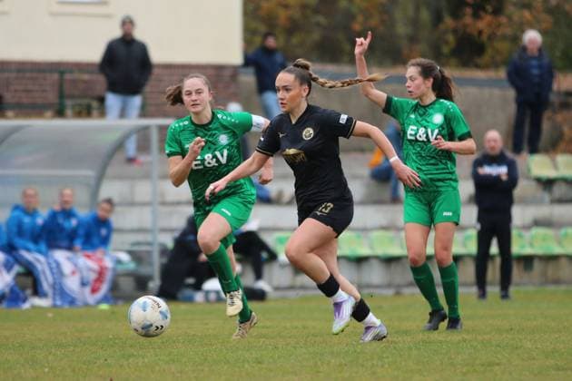16.11.2025 Fußball Frauen 2025 2026 Regionalliga Nordost 10. Spieltag SV Eintracht Leipzig-Süd - FC Hansa Rostock Südkampfbahn Leipzig Maleen Jankowski (Hansa, schwarz) läuft ins Abseits. Leipzig Sachsen Deutschland
