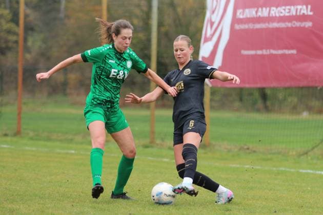 16.11.2025 Fußball Frauen 2025 2026 Regionalliga Nordost 10. Spieltag SV Eintracht Leipzig-Süd - FC Hansa Rostock Südkampfbahn Leipzig Laura Flügge (Leipzig, grün) im Zweikampf mit Laurentia Köhler (Hansa). Leipzig Sachsen Deutschland