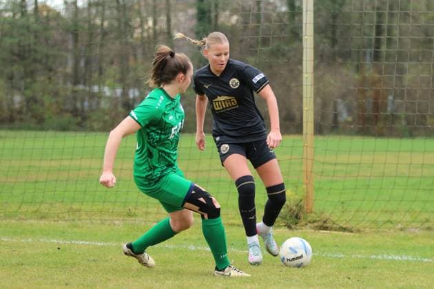 16.11.2025 Fußball Frauen 2025 2026 Regionalliga Nordost 10. Spieltag SV Eintracht Leipzig-Süd - FC Hansa Rostock Südkampfbahn Leipzig Laurentia Köhler (Hansa, schwarz) im Duell mit Laura Birne (Leipzig, grün). Leipzig Sachsen Deutschland