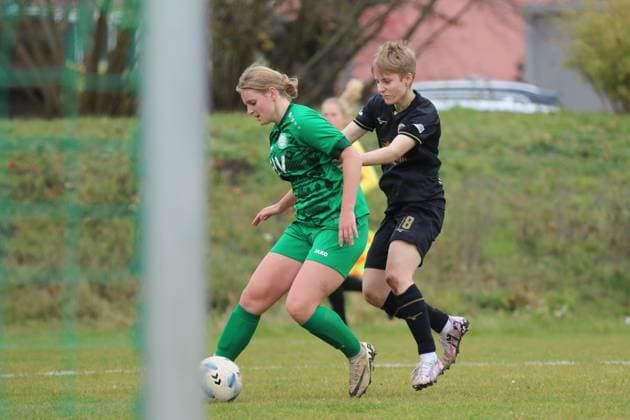 16.11.2025 Fußball Frauen 2025 2026 Regionalliga Nordost 10. Spieltag SV Eintracht Leipzig-Süd - FC Hansa Rostock Südkampfbahn Leipzig Laura Schubert (Leipzig, grün) im Duell mit Celine Hanto (Hansa, schwarz). Leipzig Sachsen Deutschland