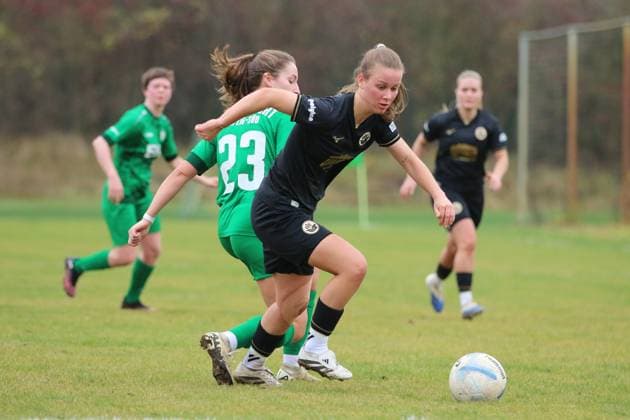 16.11.2025 Fußball Frauen 2025 2026 Regionalliga Nordost 10. Spieltag SV Eintracht Leipzig-Süd - FC Hansa Rostock Südkampfbahn Leipzig Lara Montzki (Hansa, schwarz) am Ball. Im Hintergrund: Rabea Sophie Haarmann. Leipzig Sachsen Deutschland