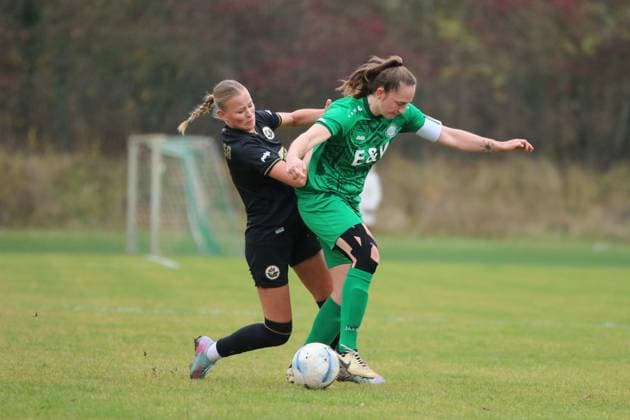 16.11.2025 Fußball Frauen 2025 2026 Regionalliga Nordost 10. Spieltag SV Eintracht Leipzig-Süd - FC Hansa Rostock Südkampfbahn Leipzig Laurentia Köhler (Hansa, schwarz) im Zweikampf mit Laura Birne (Leipzig, grün). Leipzig Sachsen Deutschland