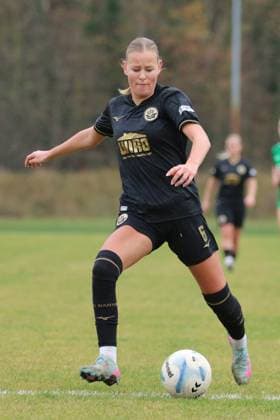 16.11.2025 Fußball Frauen 2025 2026 Regionalliga Nordost 10. Spieltag SV Eintracht Leipzig-Süd - FC Hansa Rostock Südkampfbahn Leipzig Laurentia Köhler (Hansa) beim Schuss. Leipzig Sachsen Deutschland