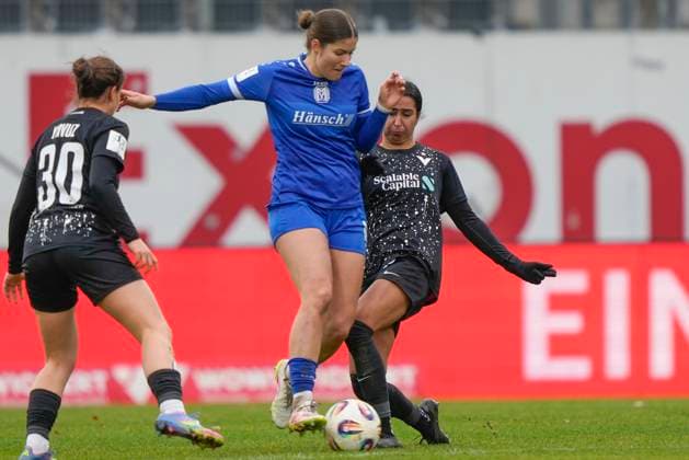 16.11.2025, Hänsch-Arena, Meppen, GER, 2. Bundesliga, Frauen: SV Meppen vs Viktoria Berlin, Anouk Blaschka (SV Meppen 10) DFL REGULATIONS PROHIBIT ANY USE OF PHOTOGRAPHS AS IMAGE SEQUENCES AND OR QUASI-VIDEO. Meppen Niedersachsen Deutschland Hänsch-Arena