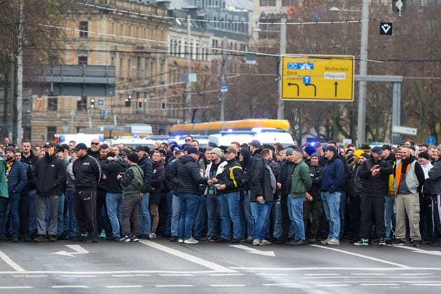 Leipzig - Tausende Ultras demonstrieren gemeinsam: Bundesweite Fan-Demo in Leipzig gestartet, Polizei im Großeinsatz 16.11.2025 ab 11.30 Uhr Leipzig, Stadtgebiet Fotograf: EHL Media Am Sonntagmittag begann in Leipzig eine großangelegte Demonstration zahlreicher Ultra-Gruppierungen aus ganz Deutschland. Hintergrund war ein bundesweiter Aufruf verschiedener Fanszenen, die gegen geplante Sicherheitsverschärfungen der Innenminister protestierten. Auf verschiedenen Plätzen, so unter anderem am Wilhelm-Leuschner-Platz, am Richard-Wagner-Platz, am Friedrich-List-Platz sowie am Völkerschlachtdenkmal, haben sich mehrere Gruppierungen unterschiedlicher Fanlager gesammelt. Zum Protest aufgerufen hatten unter anderem Anhänger aus Stuttgart, München, Dresden, Köln, Berlin und Hamburg. Die Polizei bereitete einen umfangreichen Großeinsatz vor, da auch verfeindete Fanlager erwartet wurden und die Lage als angespannt gilt. Die Teilnehmer wurden von den Organisatoren dazu aufgerufen, in Vereinsfarben zu erscheinen und auf Pyrotechnik sowie Vermummungsgegenstände zu verzichten. Im Stadtgebiet kommt es während des Aufzuges zu Einschränkungen. Leipzig Sachsen Deutschland Copyright: xEHLxMediax 20251116_fandemo-leipzig-1_3