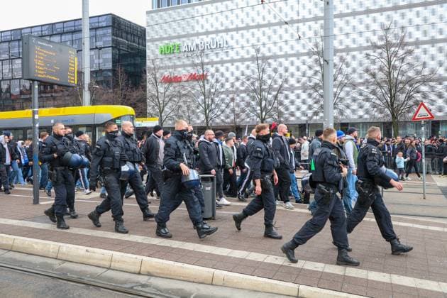 Leipzig - Tausende Ultras demonstrieren gemeinsam: Bundesweite Fan-Demo in Leipzig gestartet, Polizei im Großeinsatz 16.11.2025 ab 11.30 Uhr Leipzig, Stadtgebiet Fotograf: EHL Media Am Sonntagmittag begann in Leipzig eine großangelegte Demonstration zahlreicher Ultra-Gruppierungen aus ganz Deutschland. Hintergrund war ein bundesweiter Aufruf verschiedener Fanszenen, die gegen geplante Sicherheitsverschärfungen der Innenminister protestierten. Auf verschiedenen Plätzen, so unter anderem am Wilhelm-Leuschner-Platz, am Richard-Wagner-Platz, am Friedrich-List-Platz sowie am Völkerschlachtdenkmal, haben sich mehrere Gruppierungen unterschiedlicher Fanlager gesammelt. Zum Protest aufgerufen hatten unter anderem Anhänger aus Stuttgart, München, Dresden, Köln, Berlin und Hamburg. Die Polizei bereitete einen umfangreichen Großeinsatz vor, da auch verfeindete Fanlager erwartet wurden und die Lage als angespannt gilt. Die Teilnehmer wurden von den Organisatoren dazu aufgerufen, in Vereinsfarben zu erscheinen und auf Pyrotechnik sowie Vermummungsgegenstände zu verzichten. Im Stadtgebiet kommt es während des Aufzuges zu Einschränkungen. Leipzig Sachsen Deutschland Copyright: xEHLxMediax 20251116_fandemo-leipzig-2_3