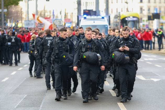 Leipzig - Tausende Ultras demonstrieren gemeinsam: Bundesweite Fan-Demo in Leipzig gestartet, Polizei im Großeinsatz 16.11.2025 ab 11.30 Uhr Leipzig, Stadtgebiet Fotograf: EHL Media Am Sonntagmittag begann in Leipzig eine großangelegte Demonstration zahlreicher Ultra-Gruppierungen aus ganz Deutschland. Hintergrund war ein bundesweiter Aufruf verschiedener Fanszenen, die gegen geplante Sicherheitsverschärfungen der Innenminister protestierten. Auf verschiedenen Plätzen, so unter anderem am Wilhelm-Leuschner-Platz, am Richard-Wagner-Platz, am Friedrich-List-Platz sowie am Völkerschlachtdenkmal, haben sich mehrere Gruppierungen unterschiedlicher Fanlager gesammelt. Zum Protest aufgerufen hatten unter anderem Anhänger aus Stuttgart, München, Dresden, Köln, Berlin und Hamburg. Die Polizei bereitete einen umfangreichen Großeinsatz vor, da auch verfeindete Fanlager erwartet wurden und die Lage als angespannt gilt. Die Teilnehmer wurden von den Organisatoren dazu aufgerufen, in Vereinsfarben zu erscheinen und auf Pyrotechnik sowie Vermummungsgegenstände zu verzichten. Im Stadtgebiet kommt es während des Aufzuges zu Einschränkungen. Leipzig Sachsen Deutschland Copyright: xEHLxMediax 20251116_fandemo-leipzig-2_4