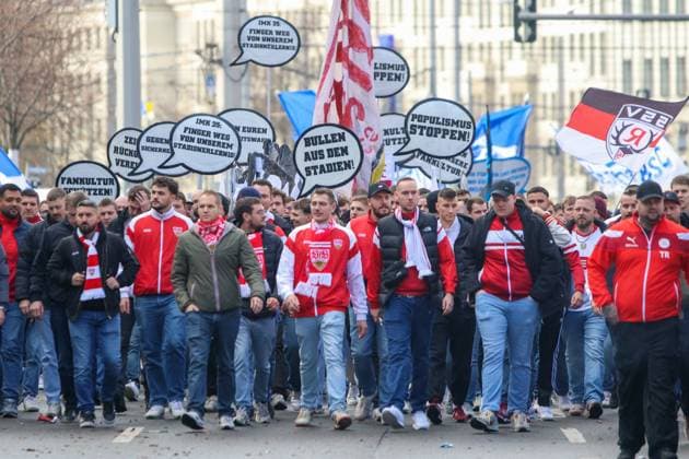 Leipzig - Tausende Ultras demonstrieren gemeinsam: Bundesweite Fan-Demo in Leipzig gestartet, Polizei im Großeinsatz 16.11.2025 ab 11.30 Uhr Leipzig, Stadtgebiet Fotograf: EHL Media Am Sonntagmittag begann in Leipzig eine großangelegte Demonstration zahlreicher Ultra-Gruppierungen aus ganz Deutschland. Hintergrund war ein bundesweiter Aufruf verschiedener Fanszenen, die gegen geplante Sicherheitsverschärfungen der Innenminister protestierten. Auf verschiedenen Plätzen, so unter anderem am Wilhelm-Leuschner-Platz, am Richard-Wagner-Platz, am Friedrich-List-Platz sowie am Völkerschlachtdenkmal, haben sich mehrere Gruppierungen unterschiedlicher Fanlager gesammelt. Zum Protest aufgerufen hatten unter anderem Anhänger aus Stuttgart, München, Dresden, Köln, Berlin und Hamburg. Die Polizei bereitete einen umfangreichen Großeinsatz vor, da auch verfeindete Fanlager erwartet wurden und die Lage als angespannt gilt. Die Teilnehmer wurden von den Organisatoren dazu aufgerufen, in Vereinsfarben zu erscheinen und auf Pyrotechnik sowie Vermummungsgegenstände zu verzichten. Im Stadtgebiet kommt es während des Aufzuges zu Einschränkungen. Leipzig Sachsen Deutschland Copyright: xEHLxMediax 20251116_fandemo-leipzig-2_7
