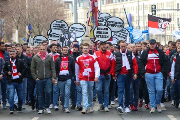 Leipzig - Tausende Ultras demonstrieren gemeinsam: Bundesweite Fan-Demo in Leipzig gestartet, Polizei im Großeinsatz 16.11.2025 ab 11.30 Uhr Leipzig, Stadtgebiet Fotograf: EHL Media Am Sonntagmittag begann in Leipzig eine großangelegte Demonstration zahlreicher Ultra-Gruppierungen aus ganz Deutschland. Hintergrund war ein bundesweiter Aufruf verschiedener Fanszenen, die gegen geplante Sicherheitsverschärfungen der Innenminister protestierten. Auf verschiedenen Plätzen, so unter anderem am Wilhelm-Leuschner-Platz, am Richard-Wagner-Platz, am Friedrich-List-Platz sowie am Völkerschlachtdenkmal, haben sich mehrere Gruppierungen unterschiedlicher Fanlager gesammelt. Zum Protest aufgerufen hatten unter anderem Anhänger aus Stuttgart, München, Dresden, Köln, Berlin und Hamburg. Die Polizei bereitete einen umfangreichen Großeinsatz vor, da auch verfeindete Fanlager erwartet wurden und die Lage als angespannt gilt. Die Teilnehmer wurden von den Organisatoren dazu aufgerufen, in Vereinsfarben zu erscheinen und auf Pyrotechnik sowie Vermummungsgegenstände zu verzichten. Im Stadtgebiet kommt es während des Aufzuges zu Einschränkungen. Leipzig Sachsen Deutschland Copyright: xEHLxMediax 20251116_fandemo-leipzig-2_8