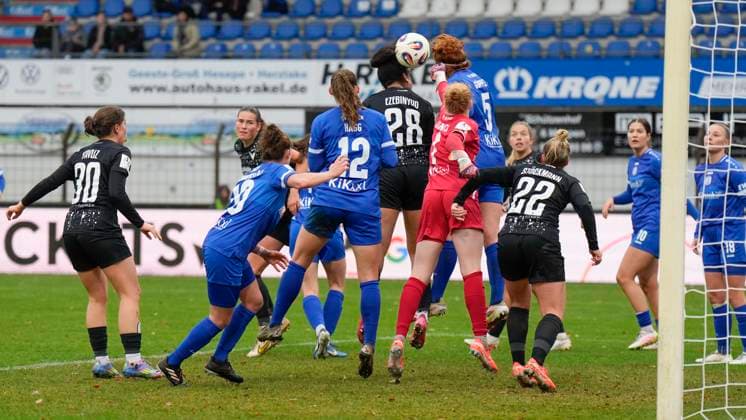 16.11.2025, Hänsch-Arena, Meppen, GER, 2. Bundesliga, Frauen: SV Meppen vs Viktoria Berlin, TW Thea Farwick (SV Meppen 1) in Aktion DFL REGULATIONS PROHIBIT ANY USE OF PHOTOGRAPHS AS IMAGE SEQUENCES AND OR QUASI-VIDEO. Meppen Niedersachsen Deutschland Hänsch-Arena