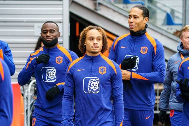 2025-11-16 Training session of the Netherlands national team, Nationalteam ZEIST, NETHERLANDS - NOVEMBER 16: Lutsharel Geertruida of Netherlands, Xavi Simons of Netherlands, Virgil van Dijk of Netherlands arriving during the Training session of the Netherlands national team at KNVB Campus on November 16, 2025 in Zeist, Netherlands. Zeist KNVB Campus Netherlands Content not available for redistribution in The Netherlands directly or indirectly through any third parties. Copyright: xGabrielxCalvinoxAlonsox