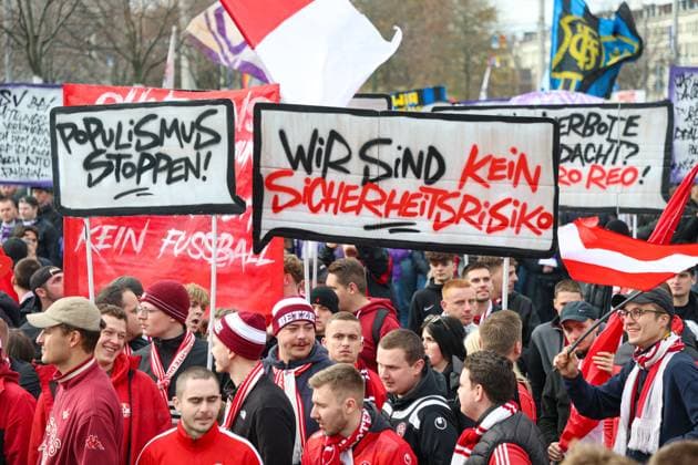 Leipzig - Tausende Ultras demonstrieren gemeinsam: Bundesweite Fan-Demo in Leipzig gestartet, Polizei im Großeinsatz 16.11.2025 ab 11.30 Uhr Leipzig, Stadtgebiet Fotograf: EHL Media Am Sonntagmittag begann in Leipzig eine großangelegte Demonstration zahlreicher Ultra-Gruppierungen aus ganz Deutschland. Hintergrund war ein bundesweiter Aufruf verschiedener Fanszenen, die gegen geplante Sicherheitsverschärfungen der Innenminister protestierten. Auf verschiedenen Plätzen, so unter anderem am Wilhelm-Leuschner-Platz, am Richard-Wagner-Platz, am Friedrich-List-Platz sowie am Völkerschlachtdenkmal, haben sich mehrere Gruppierungen unterschiedlicher Fanlager gesammelt. Zum Protest aufgerufen hatten unter anderem Anhänger aus Stuttgart, München, Dresden, Köln, Berlin und Hamburg. Die Polizei bereitete einen umfangreichen Großeinsatz vor, da auch verfeindete Fanlager erwartet wurden und die Lage als angespannt gilt. Die Teilnehmer wurden von den Organisatoren dazu aufgerufen, in Vereinsfarben zu erscheinen und auf Pyrotechnik sowie Vermummungsgegenstände zu verzichten. Im Stadtgebiet kommt es während des Aufzuges zu Einschränkungen. Leipzig Sachsen Deutschland Copyright: xEHLxMediax 20251116_fandemo-leipzig-3_10