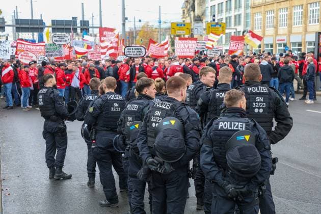 Leipzig - Tausende Ultras demonstrieren gemeinsam: Bundesweite Fan-Demo in Leipzig gestartet, Polizei im Großeinsatz 16.11.2025 ab 11.30 Uhr Leipzig, Stadtgebiet Fotograf: EHL Media Am Sonntagmittag begann in Leipzig eine großangelegte Demonstration zahlreicher Ultra-Gruppierungen aus ganz Deutschland. Hintergrund war ein bundesweiter Aufruf verschiedener Fanszenen, die gegen geplante Sicherheitsverschärfungen der Innenminister protestierten. Auf verschiedenen Plätzen, so unter anderem am Wilhelm-Leuschner-Platz, am Richard-Wagner-Platz, am Friedrich-List-Platz sowie am Völkerschlachtdenkmal, haben sich mehrere Gruppierungen unterschiedlicher Fanlager gesammelt. Zum Protest aufgerufen hatten unter anderem Anhänger aus Stuttgart, München, Dresden, Köln, Berlin und Hamburg. Die Polizei bereitete einen umfangreichen Großeinsatz vor, da auch verfeindete Fanlager erwartet wurden und die Lage als angespannt gilt. Die Teilnehmer wurden von den Organisatoren dazu aufgerufen, in Vereinsfarben zu erscheinen und auf Pyrotechnik sowie Vermummungsgegenstände zu verzichten. Im Stadtgebiet kommt es während des Aufzuges zu Einschränkungen. Leipzig Sachsen Deutschland Copyright: xEHLxMediax 20251116_fandemo-leipzig-3_5