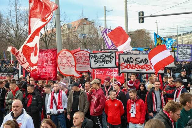 Leipzig - Tausende Ultras demonstrieren gemeinsam: Bundesweite Fan-Demo in Leipzig gestartet, Polizei im Großeinsatz 16.11.2025 ab 11.30 Uhr Leipzig, Stadtgebiet Fotograf: EHL Media Am Sonntagmittag begann in Leipzig eine großangelegte Demonstration zahlreicher Ultra-Gruppierungen aus ganz Deutschland. Hintergrund war ein bundesweiter Aufruf verschiedener Fanszenen, die gegen geplante Sicherheitsverschärfungen der Innenminister protestierten. Auf verschiedenen Plätzen, so unter anderem am Wilhelm-Leuschner-Platz, am Richard-Wagner-Platz, am Friedrich-List-Platz sowie am Völkerschlachtdenkmal, haben sich mehrere Gruppierungen unterschiedlicher Fanlager gesammelt. Zum Protest aufgerufen hatten unter anderem Anhänger aus Stuttgart, München, Dresden, Köln, Berlin und Hamburg. Die Polizei bereitete einen umfangreichen Großeinsatz vor, da auch verfeindete Fanlager erwartet wurden und die Lage als angespannt gilt. Die Teilnehmer wurden von den Organisatoren dazu aufgerufen, in Vereinsfarben zu erscheinen und auf Pyrotechnik sowie Vermummungsgegenstände zu verzichten. Im Stadtgebiet kommt es während des Aufzuges zu Einschränkungen. Leipzig Sachsen Deutschland Copyright: xEHLxMediax 20251116_fandemo-leipzig-3_9
