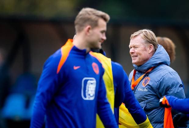 ZEIST - National coach Ronald Koeman (R) and Matthijs de Ligt during the Dutch national football team s training session at the KNVB Campus, ahead of the World Cup qualifier against Lithuania. ANP IRIS VAN DEN BROEK xVIxANPxSportx xxANPxIVx 542244830 originalFilename: 542244830.jpg