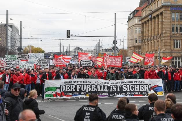 Fandemo am 16.11.2025 in Leipzig - Der Fußball ist sicher Eure Statistiken und unsere Warnhemnung zeigen - Der Fußball ist sicher - Schluss mit Populismus - Ja zur Fankultur Demo