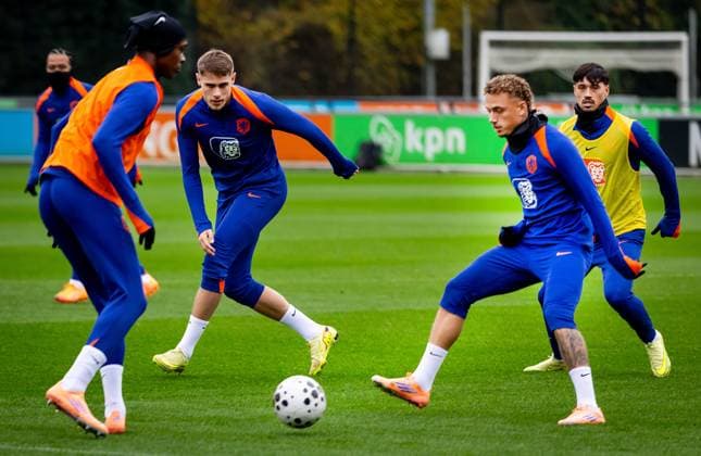 ZEIST - Emanuel Emegha, Micky van de Ven, Noa Lang, and Tiijani Reijnders during the Dutch national football team s training session at the KNVB Campus, ahead of the World Cup qualifier against Lithuania. ANP IRIS VAN DEN BROEK xVIxANPxSportx xxANPxIVx 542245650 originalFilename: 542245650.jpg