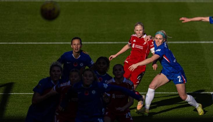 Football - FA Women™s Super League - Liverpool FC Women v Chelsea FC Women ST HELENS, ENGLAND - Sunday, November 16, 2025: Liverpool s captain Grace Fisk (L) is challenged by Chelsea s Ellie Carpenter during the FA Women™s Super League match between Liverpool FC Women and Chelsea FC Women at the St Helens Stadium. (Photo by David Rawcliffe Propaganda) ST HELENS St Helens Stadium MERSEYSIDE ENGLAND  Copyright: xPropagandax P2025-11-16-Liverpool_W_Chelsea_W-9