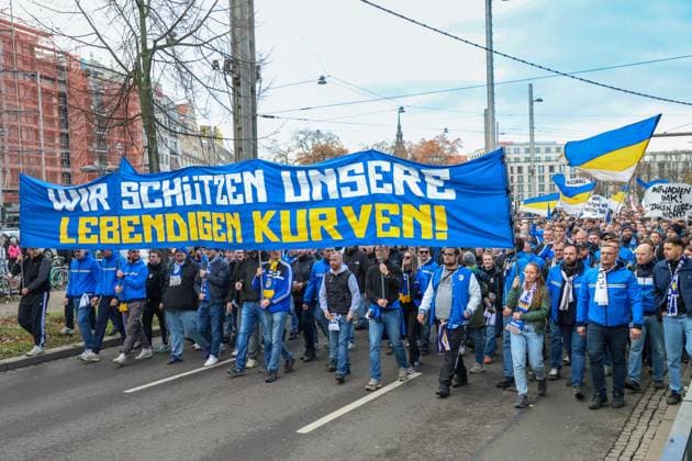 Leipzig - Tausende Ultras demonstrieren gemeinsam: Bundesweite Fan-Demo in Leipzig gestartet, Polizei im Großeinsatz 16.11.2025 ab 11.30 Uhr Leipzig, Stadtgebiet Fotograf: EHL Media Am Sonntagmittag begann in Leipzig eine großangelegte Demonstration zahlreicher Ultra-Gruppierungen aus ganz Deutschland. Hintergrund war ein bundesweiter Aufruf verschiedener Fanszenen, die gegen geplante Sicherheitsverschärfungen der Innenminister protestierten. Auf verschiedenen Plätzen, so unter anderem am Wilhelm-Leuschner-Platz, am Richard-Wagner-Platz, am Friedrich-List-Platz sowie am Völkerschlachtdenkmal, haben sich mehrere Gruppierungen unterschiedlicher Fanlager gesammelt. Zum Protest aufgerufen hatten unter anderem Anhänger aus Stuttgart, München, Dresden, Köln, Berlin und Hamburg. Die Polizei bereitete einen umfangreichen Großeinsatz vor, da auch verfeindete Fanlager erwartet wurden und die Lage als angespannt gilt. Die Teilnehmer wurden von den Organisatoren dazu aufgerufen, in Vereinsfarben zu erscheinen und auf Pyrotechnik sowie Vermummungsgegenstände zu verzichten. Im Stadtgebiet kommt es während des Aufzuges zu Einschränkungen. Leipzig Sachsen Deutschland Copyright: xEHLxMediax 20251116_fandemo-leipzig-4_10